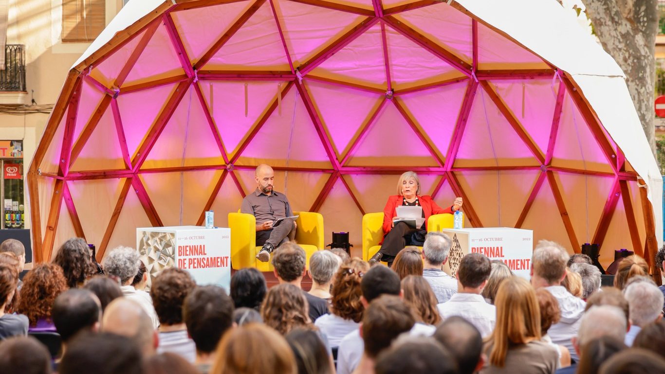 Antonio Gómez Villar i Chantal Mouffe, a la plaça del Diamant | Barcelona Cultura, Biennal del Pensament