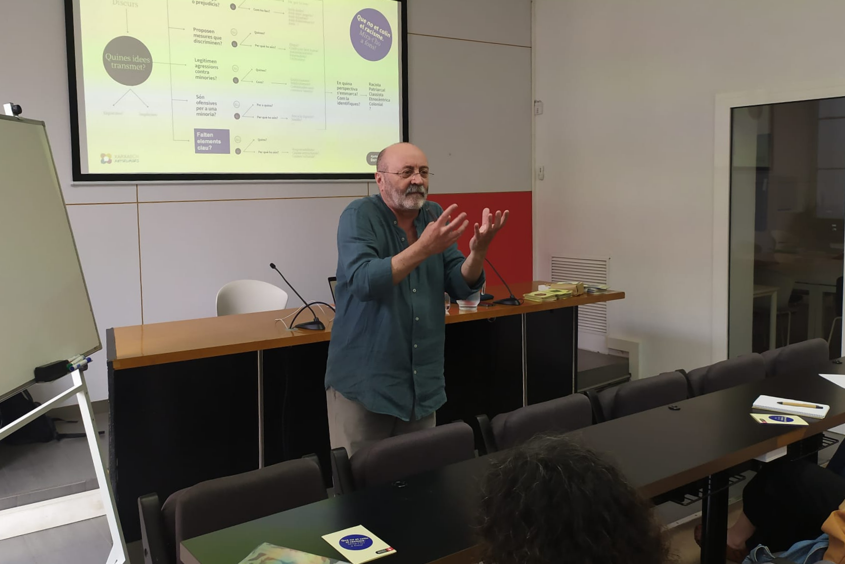 Xavier Giró impartint un taller sobre diversitat i inclusió